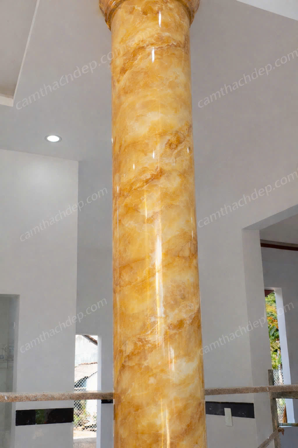 trụ giả đá cẩm thạch vàng ánh ngọc – bóng kính cao cấp